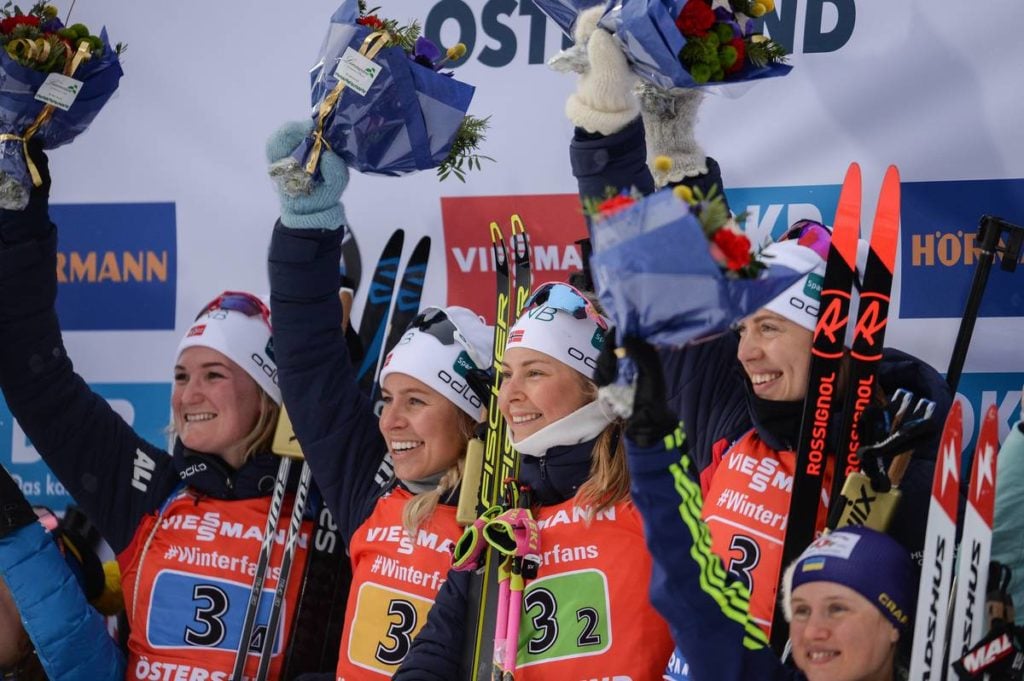 BIATHLON - Devant un public nombreux et enthousiaste, les Norvégiennes de Marte Olsbu Roieseland ont privé les Suédoises du titre mondial du relais dames. L’Ukraine complète le podium. 8e, les bleues ont souffert.